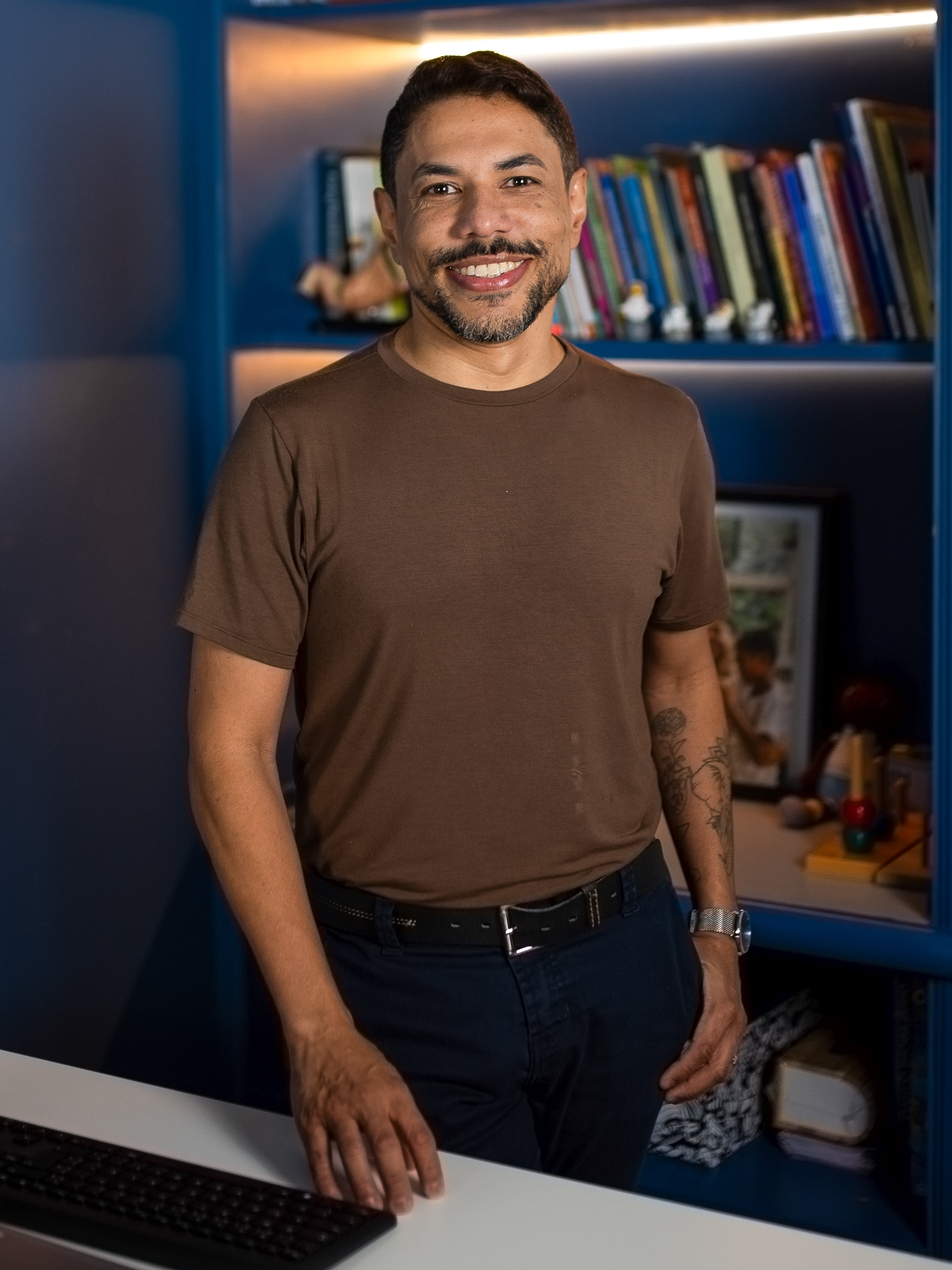 André Gonçalves em seu ambiente de trabalho